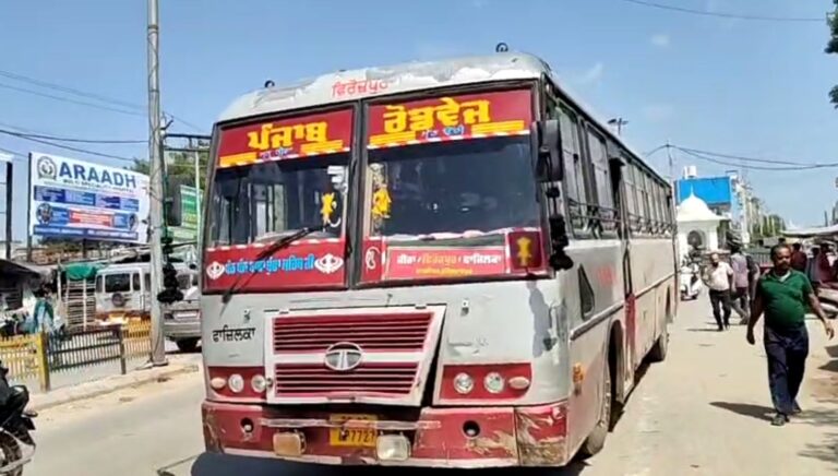 ਜਲਾਲਾਬਾਦ ’ਚ ਬੱਸ ਚੋਂ ਵਿਅਕਤੀ ਡਿੱਗਣ ਕਾਰਨ ਹੰਗਾਮਾ; ਡਰਾਈਵਰ ਤੇ ਕੰਡਕਟਰ ’ਤੇ ਲੱਗੇ ਅਣਗਹਿਲੀ ਦੇ ਇਲਜ਼ਾਮ