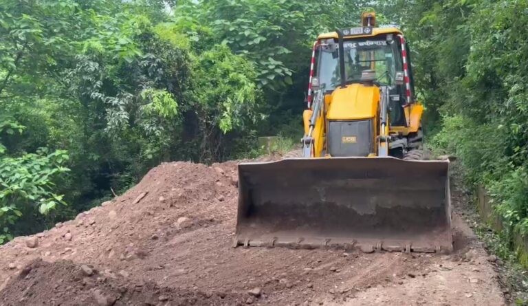 ਕੀਰਤਪੁਰ ਸਾਹਿਬ ਦੇ ਪਿੰਡ ਦਾਬੂੜ ਵਾਸੀਆਂ ਨੇ ਬਣਾਈ ਸੜਕ; ਦੋ ਸਾਬਕਾ ਸਰਪੰਚਾਂ ਨੇ ਆਪਣੇ ਖਰਚੇ ’ਤੇ ਕਰਵਾਇਆ ਕੰਮ