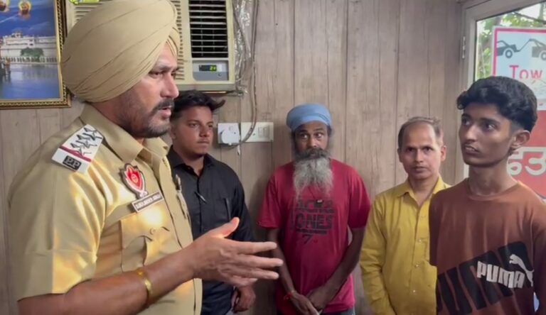 ਪਠਾਨਕੋਟ ’ਚ ਨਾਬਾਲਿਗਾਂ ਨੂੰ ਮਹਿੰਗੀ ਪਈ ਹੁੱਲੜਬਾਜ਼ੀ; ਪੁਲਿਸ ਨੇ ਚੱਲਾਨ ਕੱਟ ਕੇ ਦਿੱਤੀ ਸਖ਼ਤ ਚਿਤਾਵਨੀ; ਵੀਡੀਓ ਵਾਇਰਲ ਹੋਣ ਬਾਅਦ ਕੀਤੀ ਕਾਰਵਾਈ