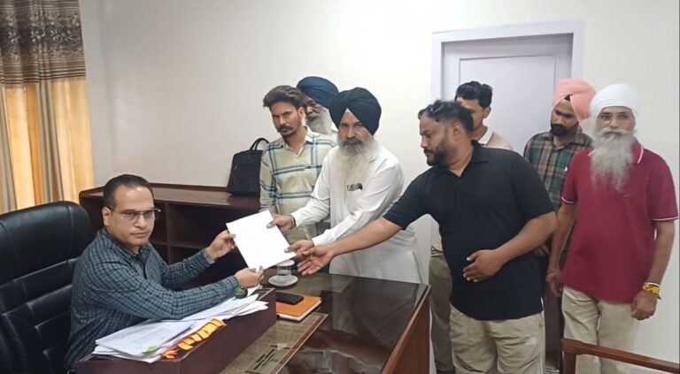 ਫਤਹਿਗੜ੍ਹ ਸਾਹਿਬ ਦੇ ਲੋਕਾਂ ਵੱਲੋਂ ਡੀਸੀ ਨੂੰ ਮੰਗ ਪੱਤਰ; ਪ੍ਰਵਾਸੀਆਂ ਦੇ ਨਾਜਾਇਜ਼ ਕਬਜ਼ੇ ਹਟਾਉਣ ਦੀ ਕੀਤੀ ਮੰਗ