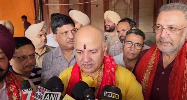 ਪਟਿਆਲਾ ਦੇ ਕਾਲੀ ਮਾਤਾ ਮੰਦਰ ’ਚ ਲੱਗੀਆਂ ਰੌਣਕਾਂ; ਨਵਰਾਤਰੇ ਦੇ ਪਹਿਲੇ ਦਿਨ ਉਮੜੀ ਭਗਤਾਂ ਦੀ ਭੀੜ;  ਮੁਨੀਸ਼ ਸਿਸੋਦੀਆ ਸਮੇਤ ਦਿੱਗਜ਼ ਆਗੂ ਰਹੇ ਮੌਜੂਦ