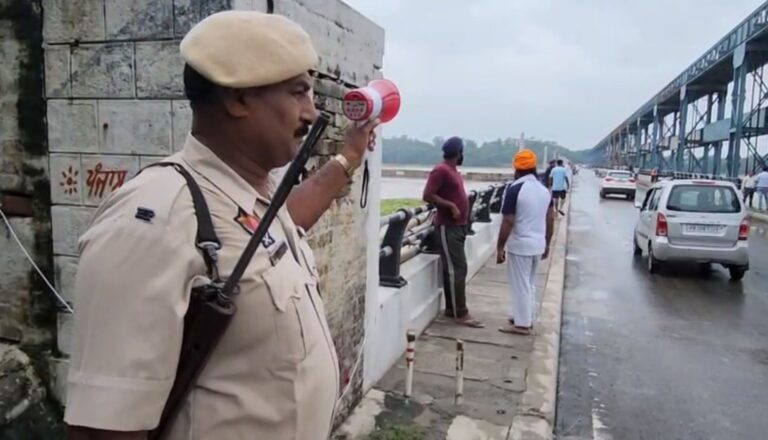 ਤਰਨ ਤਾਰਨ ਪ੍ਰਸ਼ਾਸਨ ਵੱਲੋਂ ਹੜ੍ਹਾਂ ਨੂੰ ਲੈ ਕੇ ਰੈਡ ਅਲਰਟ; ਲੋਕਾਂ ਨੂੰ ਸੁਰੱਖਿਅਤ ਥਾਵਾਂ ’ਤੇ ਜਾਣ ਲਈ ਕੀਤੀ ਜਾ ਰਹੀ ਅਪੀਲ