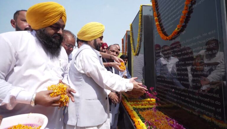 ਖਟਕੜ ਕਲਾਂ ਪਹੁੰਚੇ ਮੁੱਖ ਮੰਤਰੀ ਭਗਵੰਤ ਮਾਨ; ਸ਼ਹੀਦ ਭਗਤ ਸਿੰਘ ਦੇ ਬੁੱਤ ’ਤੇ ਫੁੱਲ ਮਲਾਵਾਂ ਭੇਂਟ