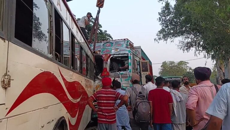 ਹੁਸ਼ਿਆਰਪੁਰ ’ਚ ਟਰੱਕ ਬੱਸ ਟੱਕਰ ’ਚ ਦੋ ਜ਼ਖ਼ਮੀ; ਟਰੱਕ ਡਰਾਈਵਰ ਨੂੰ ਮੁਸ਼ੱਕਤ ਬਾਦ ਕੱਢਿਆ ਬਾਹਰ