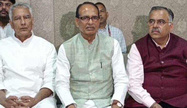 ਅੰਮ੍ਰਿਤਸਰ ਏਅਰਪੋਰਟ ’ਤੇ ਪਹੁੰਚੇ ਕੇਂਦਰੀ ਮੰਤਰੀ ਸ਼ਿਵਰਾਜ ਚੌਹਾਨ;  ਹੜ੍ਹ ਪ੍ਰਭਾਵਿਤ ਇਲਾਕਿਆਂ ਦੀ ਕੇਂਦਰ ਨੂੰ ਭੇਜਣਗੇ ਰਿਪੋਰਟ