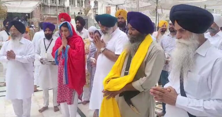 ਗੁਰੂ ਘਰ ਨਤਮਸਤਕ ਹੋਈ ਵਿਧਾਇਕ ਗਨੀਵ ਕੌਰ; ਬਿਕਰਮ ਮਜੀਠੀਆ ਦੀ ਚੜ੍ਹਦੀ ਕਲਾ ਲਈ ਅਖੰਡ ਪਾਠ ਸ਼ੁਰੂ; ਹੜ੍ਹ ਪ੍ਰਭਾਵਿਤ ਲੋਕਾਂ ਦੀ ਸਹਾਇਤਾ ਲਈ ਕੀਤੀ ਗਈ ਅਰਦਾਸ