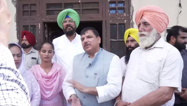 ਅਜਨਾਲਾ ਦੌਰੇ ’ਤੇ ਪਹੁੰਚੇ ਸਾਂਸਦ ਸੰਜੇ ਸਿੰਘ; ਹੜ੍ਹ ਪ੍ਰਭਾਵਿਤ ਖੇਤਰਾਂ ਦਾ ਲਿਆ ਜਾਇਜ਼ਾ; ਕੇਂਦਰ ਤੋਂ ਵਿਸ਼ੇਸ਼ ਪੈਕੇਜ ਦੀ ਕੀਤੀ ਮੰਗ