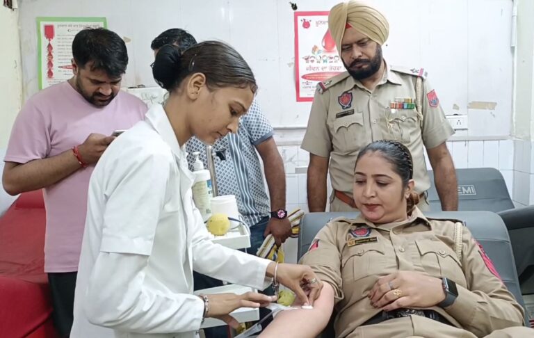 ਮੋਗਾ ਪੁਲਿਸ ਦੀ ਮਹਿਲਾ ਕਾਂਸਟੇਬਲ ਦਾ ਵਿਲੱਖਣ ਉਪਰਾਲਾ; ਗਰਭਵਤੀ ਮਹਿਲਾ ਦੀ ਜਾਨ ਬਚਾਉਣ ਲਈ ਦਾਨ ਕੀਤਾ ਖੂਨ