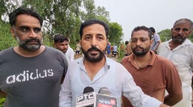 ਲੰਬੀ ’ਚ ਲੰਘਦੀ ਸਰਹੰਦ ਫੀਡਰ ‘ਚ ਵਧਿਆ ਪਾਣੀ ਦਾ ਪੱਧਰ; ਨਹਿਰ ਦੇ ਕੰਢਿਆਂ ‘ਚੋਂ ਬਾਹਰ ਨਿਕਲ ਰਿਹਾ ਪਾਣੀ; ਲੋਕਾਂ ਨੇ ਸੰਭਾਲਿਆ ਮੋਰਚਾ