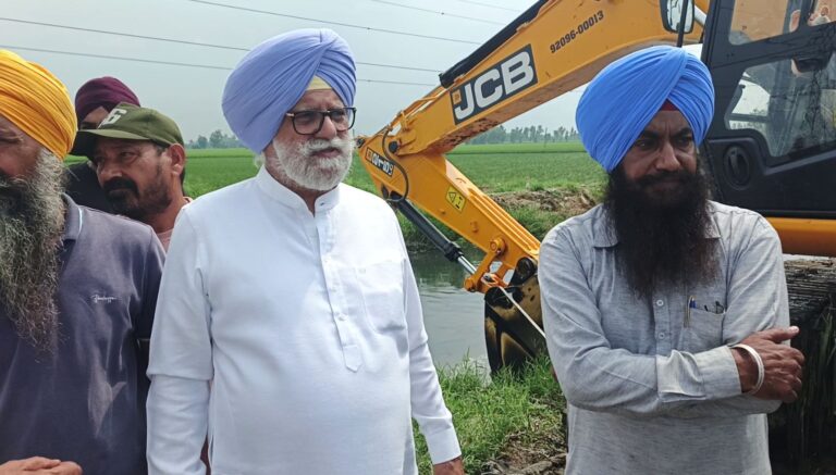 ਕਪੂਰਥਲਾ ’ਚ ਪਾਣੀ ਦੀ ਨਿਕਾਸੀ ਮੁੱਦੇ ’ਤੇ ਸਿਆਸਤ ਗਰਮਾਈ; ਕਾਂਗਰਸੀ ਵਿਧਾਇਕ ਵੱਲੋਂ ਸਫਾਈ ਕਰਵਾਉਣ ਦਾ ਦਾਅਵਾ; ਸੱਤਾਧਾਰੀ ਧਿਰ ’ਤੇ ਫੋਟੋਆਂ ਖਿੱਚਵਾਉਣ ਦੇ ਇਲਜ਼ਾਮ