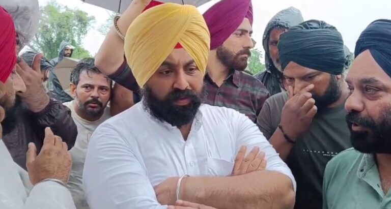 ਸ੍ਰੀ ਆਨੰਦਪੁਰ ਸਾਹਿਬ ਨੇੜੇ ਭਾਖੜਾ ਨਹਿਰ ਪਾੜ ਦਾ ਡਰ; ਕੈਬਨਿਟ ਮੰਤਰੀ ਹਰਜੋਤ ਬੈਂਸ ਨੇ ਮੌਕੇ ਦਾ ਲਿਆ ਜਾਇਜ਼ਾ; ਲੋਕਾਂ ਨੇ ਸੰਭਾਲਿਆ ਮੋਰਚਾ, ਪ੍ਰਸ਼ਾਸਨ ’ਤੇ ਢਿੱਲਮੱਠ ਦੇ ਇਲਜ਼ਾਮ