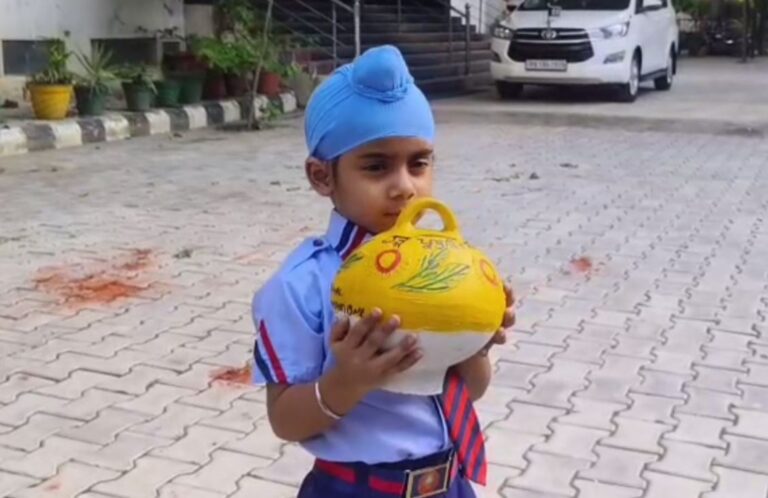 ਬਰਨਾਲਾ ਦੇ 4 ਸਾਲਾ ਹਰਗੁਣ ਸਿੰਘ ਵੱਲੋਂ ਹੜ੍ਹ ਪੀੜਤਾਂ ਦੀ ਮਦਦ; ਡੀਸੀ ਦਫਤਰ ਪਹੁੰਚ ਕੇ ਡਿਪਟੀ ਕਮਿਸ਼ਨਰ ਨੂੰ ਸੌਂਪੀ ਗੋਲਕ