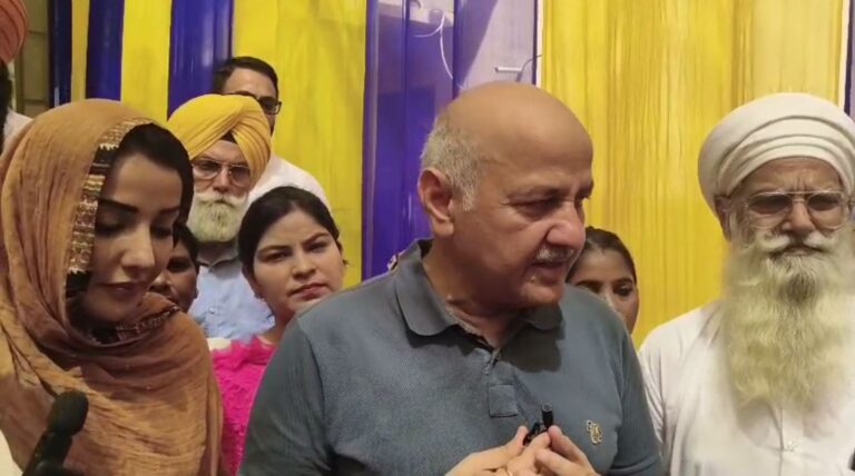 ਅਜਨਾਲਾ ਦੇ ਹੜ੍ਹ ਪੀੜਤਾਂ ਦੀ ਮਦਦ ਲਈ ਦੋ ਐਂਬੂਲੈਂਸਾਂ ਰਵਾਨਾ; ਮਨੀਸ਼ ਸਿਸੋਦੀਆਂ ਨੇ ਦਿਖਾਈ ਹਰੀ ਝੰਡੀ