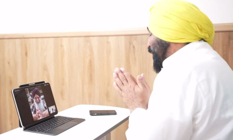 ਮੁੱਖ ਮੰਤਰੀ ਮਾਨ ਵੱਲੋਂ ਹੰਸਪਾਲ ਭਰਾਵਾਂ ਦਾ ਸਨਮਾਨ; ਹਸਪਤਾਲ ’ਚੋਂ ਵੀਡੀਓ ਕਾਨਫਰੰਸ ਜ਼ਰੀਏ ਕੀਤੀ ਗੱਲ;  ਹੜ੍ਹਾਂ ’ਚ ਫਸੇ ਲੋਕਾਂ ਦੀ ਮਦਦ ਕਰਨ ਲਈ ਕੀਤਾ ਧੰਨਵਾਦ
