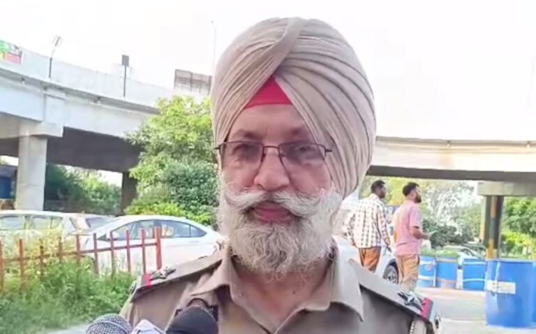 ਅੰਮ੍ਰਿਤਸਰ ’ਚ ਟਰੱਕ-ਮੋਟਰਸਾਈਕਲ ਟੱਕਰ ’ਚ ਔਰਤ ਦੀ ਮੌਤ; ਟਰੱਕ ਚਾਲਕ ਮੌਕੇ ਤੋਂ ਫਰਾਰ, ਪਰਿਵਾਰ ਨੇ ਮੰਗਿਆ ਇਨਸਾਫ