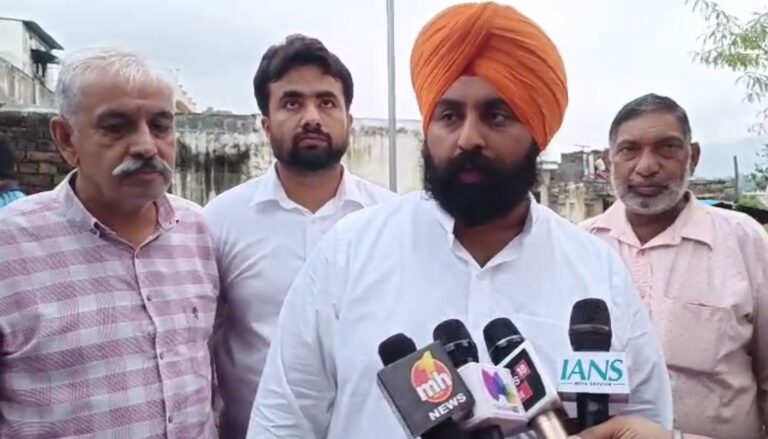 ਨੰਗਲ ’ਚ ਮੰਤਰੀ ਹਰਜੋਤ ਬੈਂਸ ਨੇ ਸੌਂਪੇ ਚੈੱਕ; ਪੰਜ ਗਰੀਬ ਪਰਿਵਾਰਾਂ ਨੂੰ ਵੰਡੀ ਰਾਹਤ ਰਾਸ਼ੀ