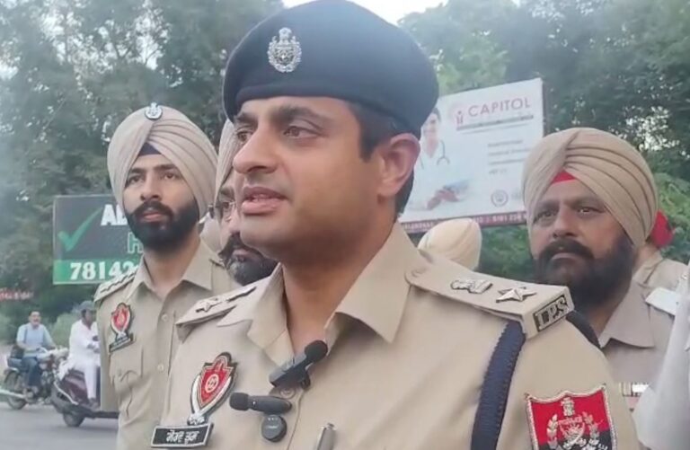 ਕਪੂਰਥਲਾ ਪੁਲਿਸ ਨੇ ਕੱਢਿਆ ਫਲੈਗ ਮਾਰਚ; ਟਰੈਫਿਕ ਨਿਯਮਾਂ ਬਾਰੇ ਸੁਚੇਤ ਰਹਿਣ ਦੀ ਅਪੀਲ