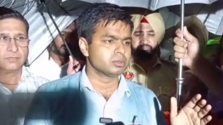 ਸਤਲੁਜ ਦਰਿਆ ’ਚ ਵਧਦੇ ਪਾਣੀ ਪੱਧਰ ਨੇ ਵਧਾਈ ਚਿੰਤਾ; ਡਿਪਟੀ ਕਮਿਸ਼ਨਰ ਹਿਮਾਨੂੰ ਜੈਨ ਨੇ ਲਿਆ ਮੌਕੇ ’ਤੇ ਜਾਇਜ਼ਾ