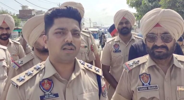 ਫਿਰੋਜ਼ਪੁਰ ਪੁਲਿਸ ਨੇ ਸ਼ਹਿਰ ਅੰਦਰ ਕੱਢਿਆ ਫਲੈਗ ਮਾਰਚ; ਪ੍ਰਵਾਸੀਆਂ ਖਿਲਾਫ਼ ਅਨਾਊਂਸਮੈਂਟ ਤੋਂ ਬਾਦ ਵਧਾਈ ਚੌਕਸੀ