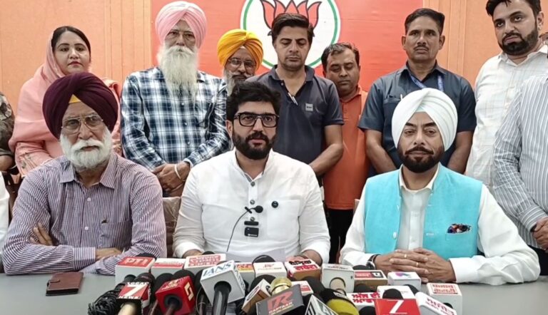 ਮੋਗਾ ’ਚ ਪੀੜਤਾ ਨੂੰ ਮਿਲੇ ਕੇਂਦਰੀ ਮੰਤਰੀ ਮੁਰਲੀਧਰ ਮੋਹਲ; ਹੜ੍ਹ ਨਾਲ ਹੋਏ ਨੁਕਸਾਨ ਸਬੰਧੀ ਕੀਤੀ ਗੱਲਬਾਤ; ਕੇਂਦਰ ਵੱਲੋਂ ਹਰ ਸੰਭਵ ਮਦਦ ਦਾ ਦਿੱਤਾ ਭਰੋਸਾ