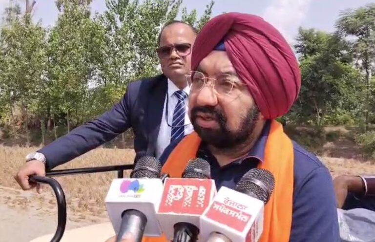ਅਜਨਾਲਾ  ਦੀ ਸੇਵਾ ’ਚ ਜੁੱਟੇ ਰਾਜ ਸਭਾ ਮੈਂਬਰ ਵਿਕਰਮਜੀਤ ਸਾਹਨੀ; ਖੇਤਾਂ ’ਚੋਂ ਰੇਤਾਂ ਕੱਢਣ ਦੇ ਕੰਮ ਕਰ ਰਹੇ ਅਗਵਾਈ