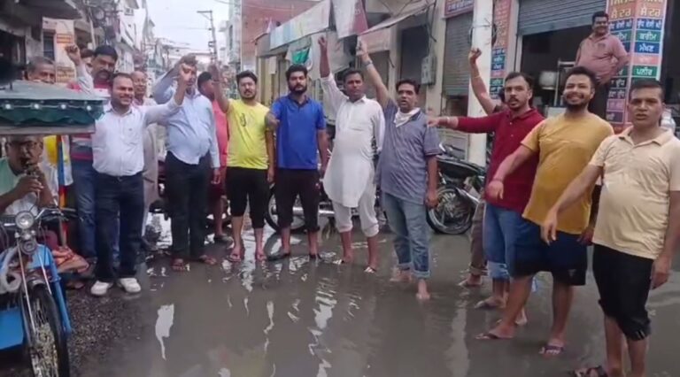 ਮਾਨਸਾ ਨਗਰ ਕੌਂਸਲ ਖਿਲਾਫ਼ ਲੋਕਾਂ ਦਾ ਪ੍ਰਦਰਸ਼ਨ; ਸੀਵਰੇਜ ਦੇ ਪਾਣੀ ਤੋਂ ਪ੍ਰੇਸ਼ਾਨ ਹੋ ਕੇ ਕੀਤੀ ਨਾਅਰੇਬਾਜ਼ੀ