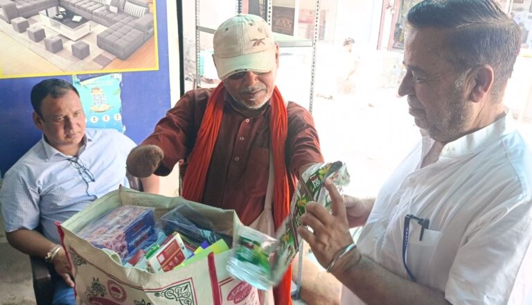 ਮੁਕਤਸਰ ਵਾਸੀ ਬਜ਼ੁਰਗ ਨੇ ਕਾਇਮ ਕੀਤੀ ਮਿਸਾਲ; ਦੋਵੇਂ ਹੱਥ ਨਾ ਹੋਣ ਦੇ ਬਾਵਜੂਦ ਕਰ ਰਿਹਾ ਮਿਹਨਤ; ਅਗਰਬੱਤੀ ਤੇ ਲਾਟਰੀ ਵੇਚ ਚਲਾ ਰਿਹਾ ਗੁਜ਼ਾਰਾ