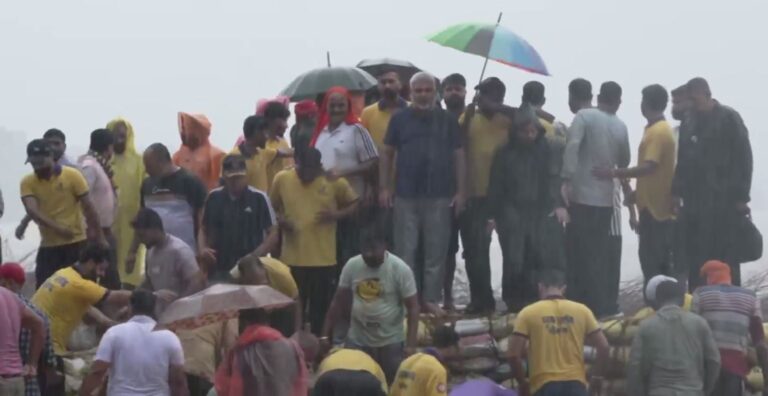 ਪਠਾਨਕੋਟ ਦੇ ਹੜ੍ਹ ਪੀੜਤਾਂ ਨੂੰ ਮਿਲੇ ਮੰਤਰੀ ਕਟਾਰੂਚੱਕ; ਵਰ੍ਹਦੇ ਮੀਂਹ ’ਚ ਬੰਨ੍ਹ ਨੂੰ ਬੰਨ੍ਹਣ ’ਚ ਕੀਤੀ ਮਦਦ