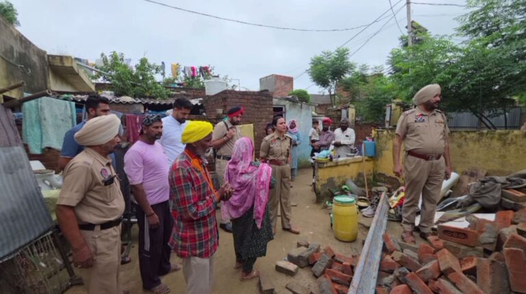 ਨਾਭਾ ਡੀਐਸਪੀ ਨੇ ਬਜ਼ੁਰਗ ਜੋੜੇ ਦੀ ਫੜੀ ਬਾਂਹ; ਬਜ਼ੁਰਗ ਜੋੜੇ ਦਾ ਘਰ ਬਣਾ ਕੇ ਦੇਣ ਦਾ ਕੀਤਾ ਵਾਅਦਾ