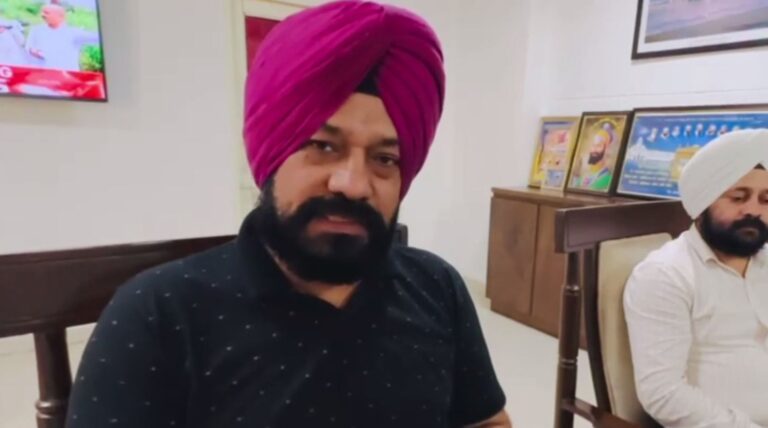 ਗੁਰਦਾਸਪੁਰ ਦੇ ਹੜ੍ਹ ਪੀੜਤਾਂ ਲਈ ਅੱਗੇ ਆਏ ਗੁਰਪ੍ਰੀਤ ਘੁੱਗੀ; ਜ਼ਿਲ੍ਹਾ ਪ੍ਰਸ਼ਾਸਨ ਨੂੰ ਹੜ੍ਹ ਪੀੜਤਾਂ ਲਈ ਦਿੱਤੀ ਰਾਹਤ ਸਮੱਗਰੀ