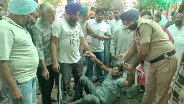 ਮੋਗਾ ਦੇ ਸਰਕਾਰੀ ਹਸਪਤਾਲ ’ਚ ਲੋਕਾਂ ਹੱਥੇ ਚੜ੍ਹਿਆ ਚੋਰ; ਦਵਾਈ ਲੈਣ ਆਏ ਸਖਸ਼ ਦਾ ਚੋਰੀ ਕੀਤਾ ਸੀ ਪਰਸ; ਲੋਕਾਂ ਨੇ ਫੜ ਕੇ ਚਾੜਿਆ ਕੁਟਾਪਾ, ਵੀਡੀਓ ਵਾਇਰਲ