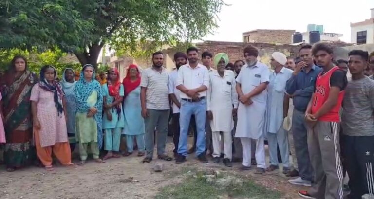 ਮਲੋਟ ’ਚ ਕਲਯੁੱਗੀ ਪਿਉ ਵੱਲੋਂ ਨਾਬਾਲਿਗ ਧੀ ਨਾਲ ਜਬਰ ਜਨਾਹ;  ਮੁਹੱਲਾ ਵਾਸੀਆਂ ਨੇ ਇਕੱਠੇ ਹੋ ਕੇ ਸਖਤ ਕਾਰਵਾਈ ਦੀ ਕੀਤੀ ਮੰਗ