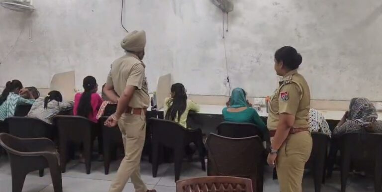 ਅੰਮ੍ਰਿਤਸਰ ਪੁਲਿਸ ਵੱਲੋਂ ਨਕਲੀ ਫੋਨ ਵੇਚਣ ਦਾ ਪਰਦਾਫਾਸ਼; ਕਾਲ ਸੈਂਟਰ ਜ਼ਰੀਏ ਵੇਚੇ ਜਾ ਰਹੇ ਸੀ ਨਕਲੀ ਫੋਨ ; ਸੈਂਟਰ ਅੰਦਰ ਤੈਨਾਤ ਸੀ 80 ਕੁੜੀਆਂ ਦਾ ਗਰੁੱਪ