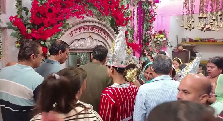 ਬਟਾਲਾ ਦੇ ਮੰਦਰ ’ਚ ਨਰਾਤਿਆਂ ਮੌਕੇ ਲੰਗੂਰ ਮੇਲਾ; ਬੱਚਿਆਂ ਨੂੰ ਲੰਗੂਰ ਬਣਾ ਕੇ ਲਿਆ ਰਹੇ ਸ਼ਰਧਾਲੂ; ਭਾਰਤ ’ਚ ਕੇਵਲ ਦੋ ਹੀ ਨੇ ਅਜਿਹੇ ਮੰਦਰ