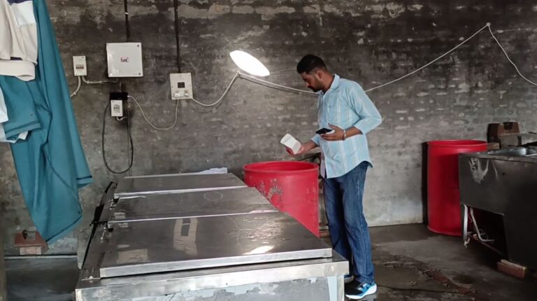 ਬਰਨਾਲਾ ’ਚ ਸਿਹਤ ਵਿਭਾਗ ਦਾ ਦੁਕਾਨਾਂ ’ਤੇ ਛਾਪਾ; ਦੁੱਧ ਤੇ ਦੁੱਧ ਤੋਂ ਬਣੇ ਉਤਪਾਦਾਂ ਦੇ ਲਏ ਸੈਂਪਲ