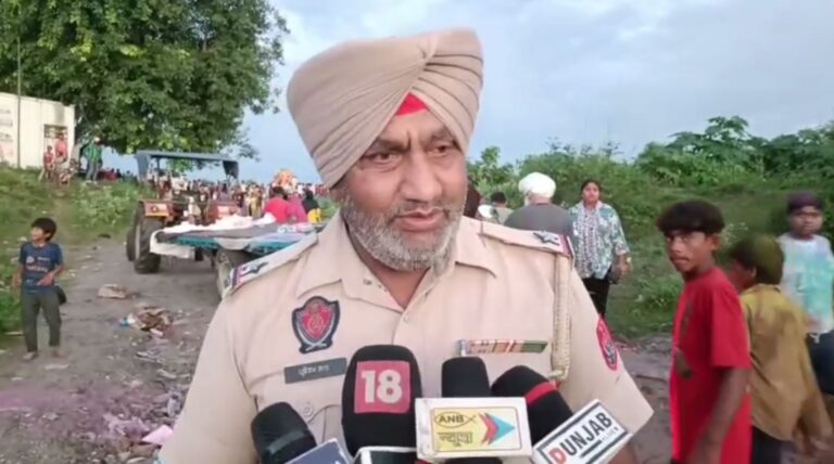 ਲੁਧਿਆਣਾ ’ਚ ਮੂਰਤੀ ਵਿਸਰਜਨ ਨੂੰ ਲੈ ਕੇ ਹੰਗਾਮਾ; ਪੁਲਿਸ ਨੇ ਸਤਲੁਜ ਦਰਿਆ ਕੰਢਿਓ ਖਦੇੜੇ ਲੋਕ; ਹਲਕੇ ਲਾਠੀਚਾਰਜ ਦੀ ਕਰਨੀ ਪਈ ਵਰਤੋਂ