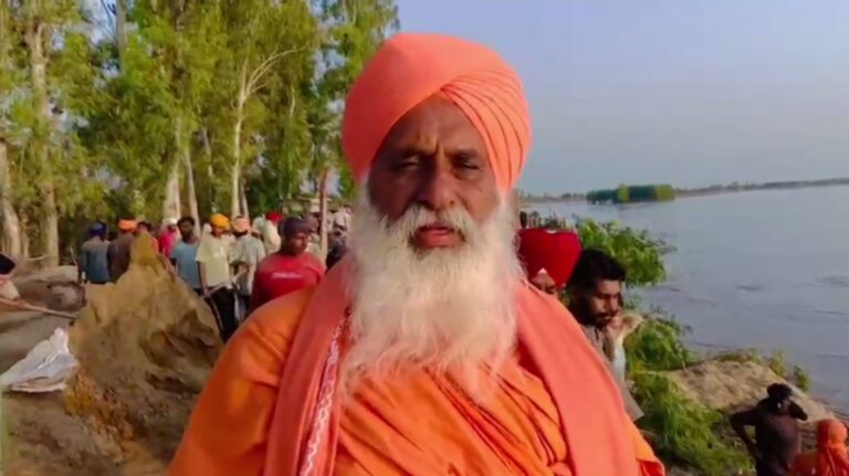 ਜਲੰਧਰ ਦੇ ਪਿੰਡ ਮੰਡਾਲਾ ਛੰਨਾ ’ਤੇ ਹੜ੍ਹ ਦਾ ਖਤਰਾ; ਸਤਲੁਜ ਨੇ ਵਹਿਣ ਬਦਲ ਕੇ ਬੰਨ ਨੂੰ ਲਾਈ ਢਾਹ; ਬਚਾਅ ਕੰਮ ’ਚ ਡਟੇ ਸੰਤ ਸੀਚੇਵਾਲ ਤੇ ਇਲਾਕਾ ਵਾਸੀ