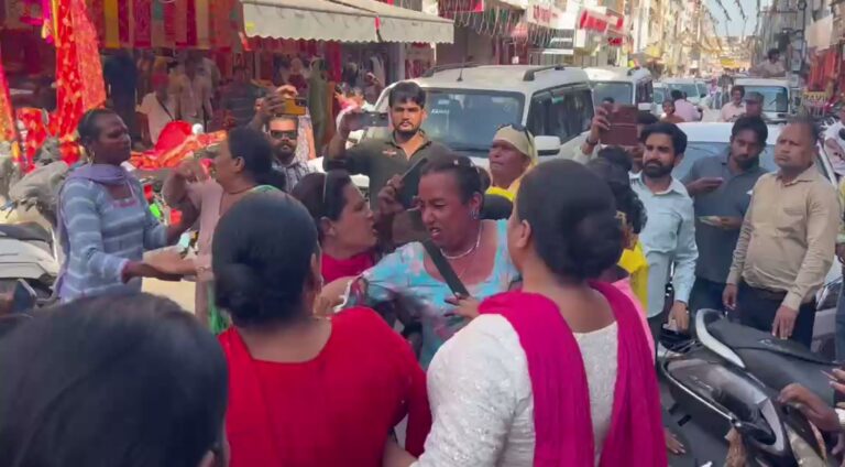 ਬਠਿੰਡਾ ’ਚ ਭਰੇ ਬਾਜ਼ਾਰ ਆਪਸ ’ਚ ਭਿੱੜੇ ਮਹੰਤ; ਦੋ ਧੜਿਆਂ ਵਿਚਾਲੇ ਸ਼ਰੇਆਮ ਕੀਤਾ ਗਾਲੀ ਗਲੋਚ