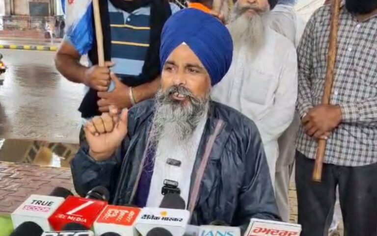 ਅੰਮ੍ਰਿਤਸਰ ਦੇ ਗੋਲਡਨ ਗੇਟ ’ਤੇ ਕਿਸਾਨਾਂ ਦਾ ਪ੍ਰਦਰਸ਼ਨ; ਕਿਸਾਨ ਆਗੂ ਸਰਵਨ ਸਿੰਘ ਪੰਧੇਰ ਨੇ ਕੀਤਾ ਸੰਬੋਧਨ; ਸਰਕਾਰਾਂ ਦੀ ਕੁਰਗੁਜਾਰੀ ’ਤੇ ਚੁੱਕੇ ਸਵਾਲ