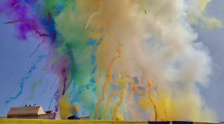 ਅੰਮ੍ਰਿਤਸਰ ’ਚ ਨਗਰ ਕੀਰਤਨ ਦੌਰਾਨ ਹੜਕਮ; ਕਲਰ ਸ਼ੋਟ ਦੇ ਸੰਗਤ ’ਤੇ ਡਿੱਗੇ ਚੰਗਿਆੜੇ; ਕੱਪੜੇ ਸੜੇ, ਜਾਨੀ ਨੁਕਸਾਨ ਤੋਂ ਬਚਾਅ