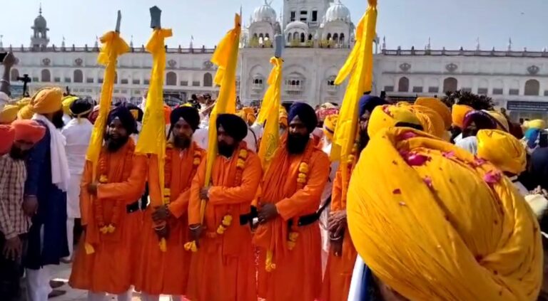 ਅੰਮ੍ਰਿਤਸਰ ਵਿਖੇ ਪ੍ਰਕਾਸ਼ ਪੁਰਬ ਦੀਆਂ ਰੌਣਕਾਂ; ਵਿਸ਼ਾਲ ਨਗਰ ਕੀਰਤਨ ’ਚ ਪਹੁੰਚ ਰਹੀ ਸੰਗਤ