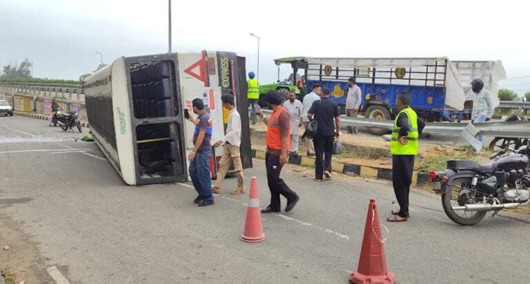 ਸਮਰਾਲਾ ਨੇੜੇ ਪਲਟੀ ਸਵਾਰੀਆਂ ਨਾਲ ਭਰੀ ਬੱਸ; ਪੁਲਿਸ ਨੇ ਲੋਕਾਂ ਦੀ ਮਦਦ ਨਾਲ ਕੱਢਿਆ ਬਾਹਰ