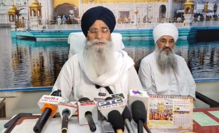 ਐਸਜੀਪੀਸੀ ਪ੍ਰਧਾਨ ਧਾਮੀ ਵੱਲੋਂ ਲੱਡੂ ਵੰਡਣ ਦੀ ਸ਼ੁਰੂਆਤ; ਪ੍ਰਕਾਸ਼ ਪੁਰਬ ਨੂੰ ਸਮਰਪਿਤ ਵੰਡੇ ਜਾ ਰਹੇ ਲੱਡੂ