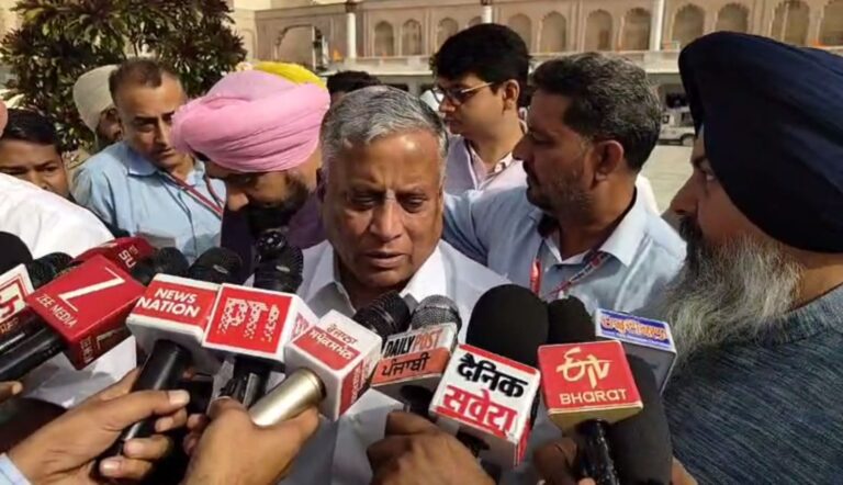 ਦਰਬਾਰ ਸਾਹਿਬ ਵਿਖੇ ਨਤਮਸਤਕ ਹੋਏ ਕੇਂਦਰੀ ਮੰਤਰੀ ਵੀ ਸੋਮੰਨਾ; ਗੁਰੂ ਘਰ ਮੱਥਾ ਟੇਕ ਕੇ ਸਰਬੱਤ ਦੇ ਭਲੇ ਦੀ ਕੀਤੀ ਅਰਦਾਸ