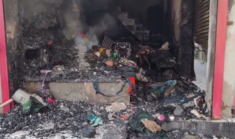 ਜਲਾਲਾਬਾਦ ’ਚ ਦੁਕਾਨ ਨੂੰ ਲਗਾਈ ਗਈ ਅੱਗ; ਤਿੰਨ ਮੰਜ਼ਿਲਾਂ ਕੱਪੜੇ ਦੀ ਦੁਕਾਨ ਸੜ ਕੇ ਸਵਾਹ