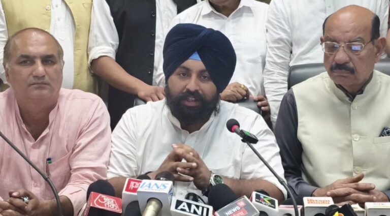 ਜਲੰਧਰ ਪਹੁੰਚੇ ਕੈਬਨਿਟ ਮੰਤਰੀ ਹਰਜੋਤ ਬੈਂਸ; ਸ਼ਹੀਦੀ ਸਮਾਗਮਾਂ ਸਬੰਧੀ ਅਧਿਕਾਰੀਆਂ ਨਾਲ ਮੀਟਿੰਗ