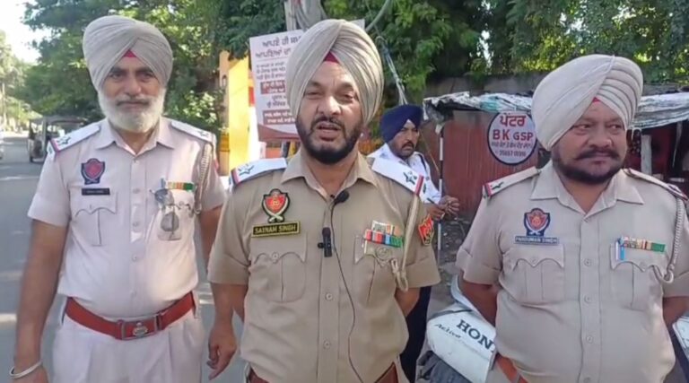 ਗੁਰਦਾਸਪੁਰ ਪੁਲਿਸ ਨੇ ਤਿਉਹਾਰਾਂ ਮੌਕੇ ਵਧਾਈ ਚੌਕਸੀ; ਨਾਕੇ ਲਗਾ ਕੇ ਵਾਹਨਾਂ ਦੀ ਕੀਤੀ ਜਾ ਰਹੀ ਜਾਂਚ