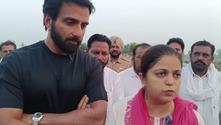 ਫਿਰੋਜ਼ਪੁਰ ’ਚ ਹੜ੍ਹ ਪੀੜਤਾਂ ਨੂੰ ਮਿਲੇ ਸੋਨੂੰ ਸੂਦ; ਪਿੰਡ ਗਤੀ ਰਾਜੋਕੇ ’ਚ ਵੰਡਿਆ ਜ਼ਰੂਰੀ ਸਾਮਾਨ