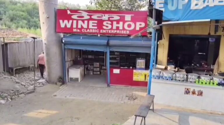 ਪਠਾਨਕੋਟ ’ਚ ਨਿਯਮ ਤੋੜ ਰਹੇ ਸ਼ਰਾਬ ਠੇਕੇਦਾਰ; ਹਾਈਵੇਅ ਤੋਂ ਮਹਿਜ਼ 20 ਮੀਟਰ ਦੂਰ ਖੋਲ੍ਹੇ ਠੇਕੇ; ਕਾਨੂੰਨ ਮੁਤਾਬਕ 220 ਮੀਟਰ ਦੂਰੀ ਜ਼ਰੂਰੀ