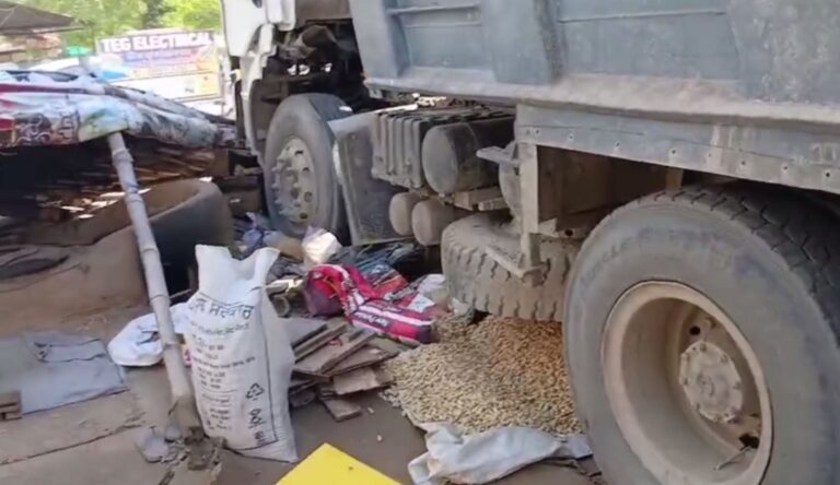 ਗੁਰਦਾਸਪੁਰ ’ਚ ਟਿਪਰ ਚਾਲਕ ਕਾਰਨ ਹਾਦਸਾ; ਅਚਾਨਕ ਰਿੜ ਕੇ ਖੋਖੇ ’ਤੇ ਚੜ੍ਹਿਆ ਟਿੱਪਰ; ਜਾਨੀ ਹਾਨੀ ਤੋਂ ਬਚਾਅ, ਰੇਹੜੀ ਤੇ ਖੋਖੇ ਦਾ ਨੁਕਸਾਨ